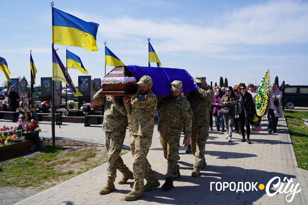 Городоччина виконала заповіт захисника: Олександра Пшонка поховали у рідному місті