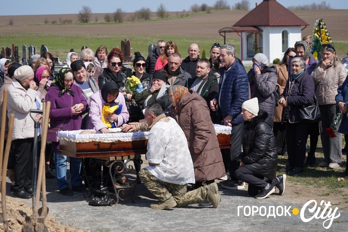 Городоччина виконала заповіт захисника: Олександра Пшонка поховали у рідному місті