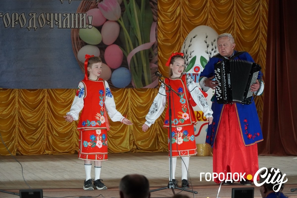 Автентичне вбрання та стародавні пісні: у Городку відбувся ювілейний етнофестиваль веснянок