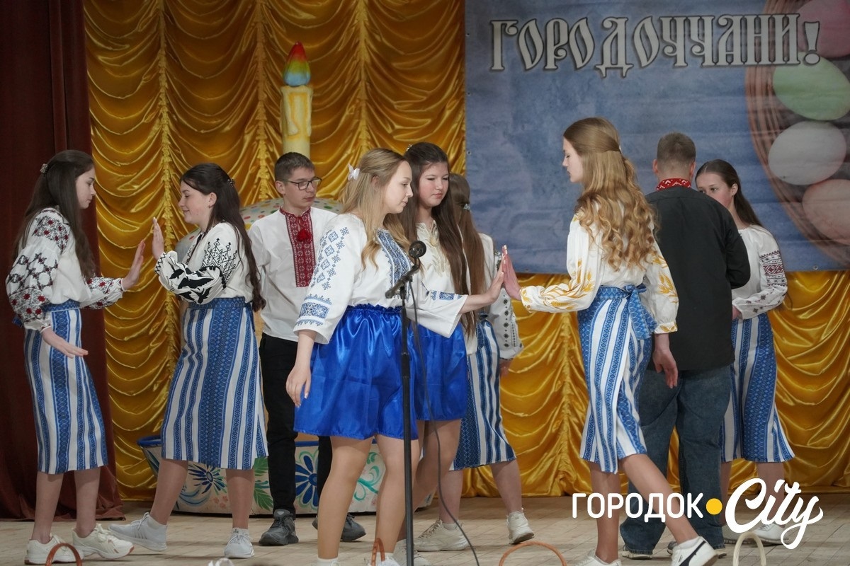 Автентичне вбрання та стародавні пісні: у Городку відбувся ювілейний етнофестиваль веснянок