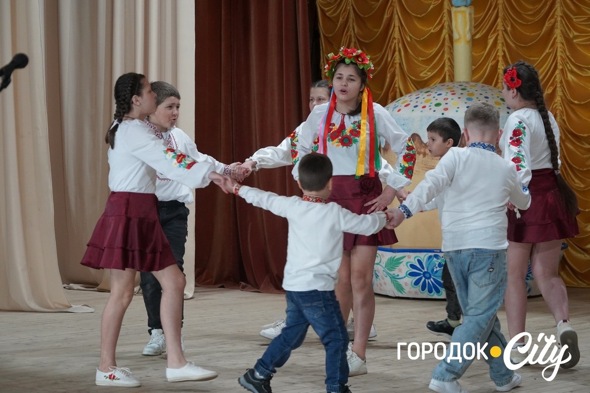 Автентичне вбрання та стародавні пісні: у Городку відбувся ювілейний етнофестиваль веснянок