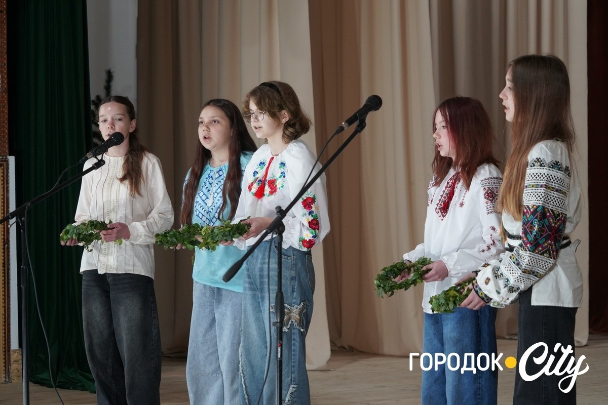 Автентичне вбрання та стародавні пісні: у Городку відбувся ювілейний етнофестиваль веснянок