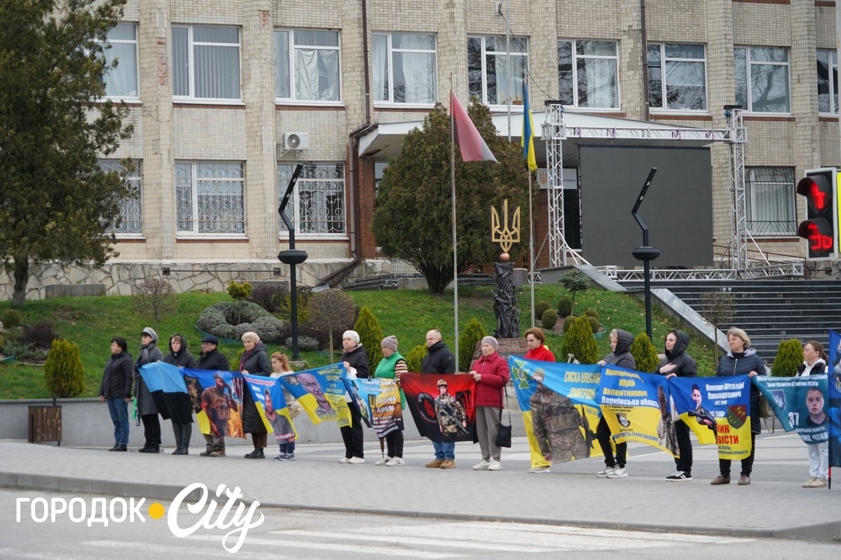 Голос тих, хто чекає: фоторепортаж із суботньої акції на центральній площі Городка