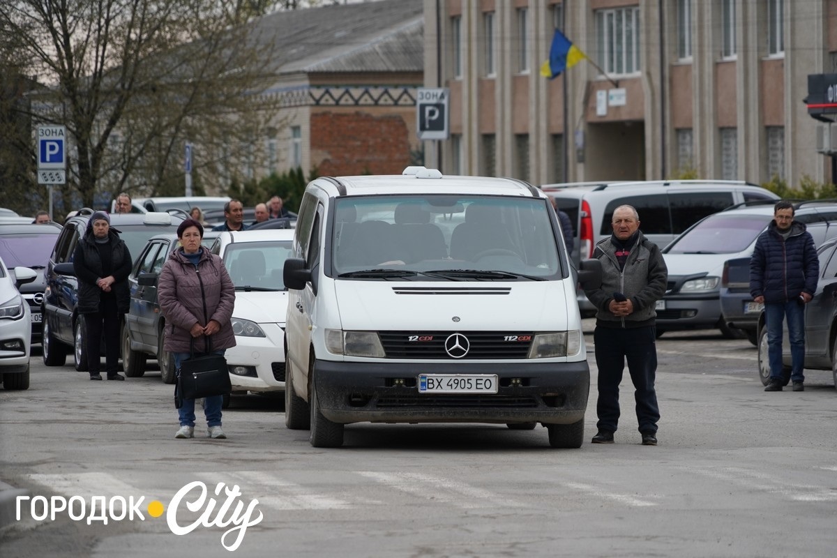 Голос тих, хто чекає: фоторепортаж із суботньої акції на центральній площі Городка