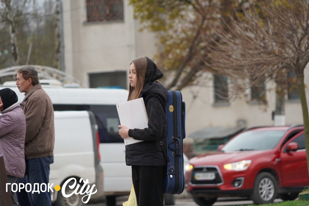 Голос тих, хто чекає: фоторепортаж із суботньої акції на центральній площі Городка