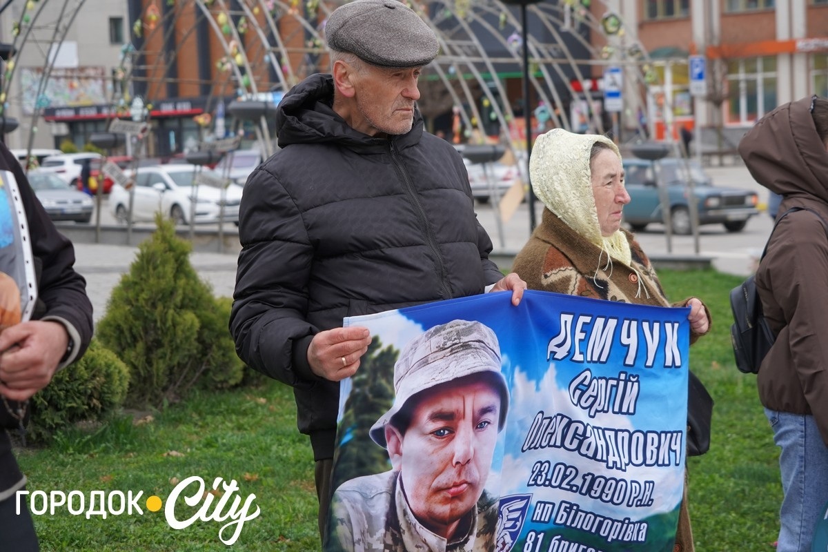 Голос тих, хто чекає: фоторепортаж із суботньої акції на центральній площі Городка