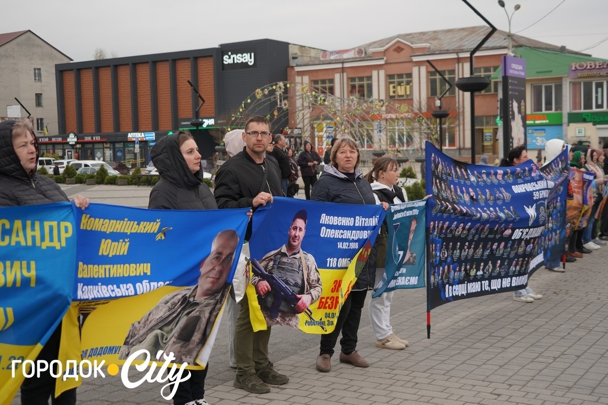 Голос тих, хто чекає: фоторепортаж із суботньої акції на центральній площі Городка