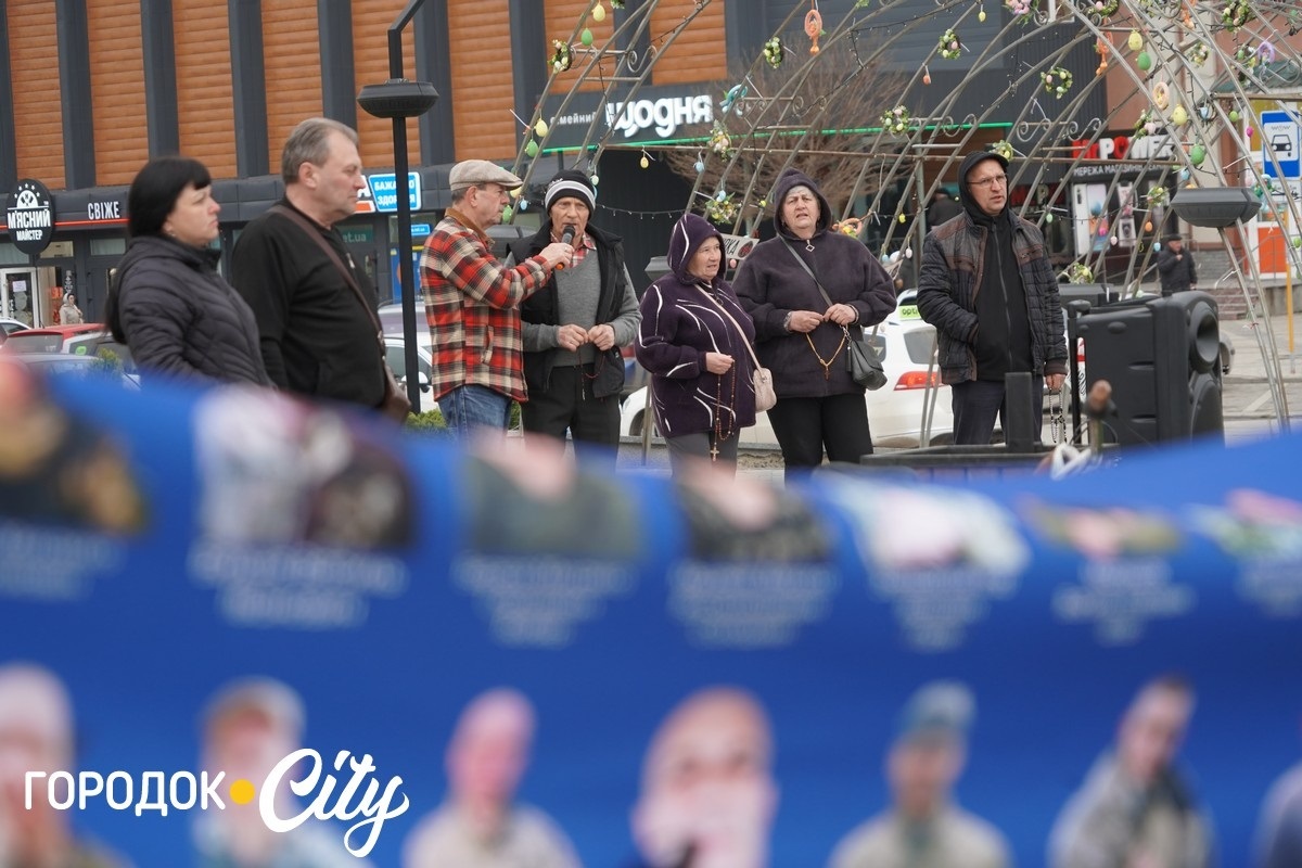 Голос тих, хто чекає: фоторепортаж із суботньої акції на центральній площі Городка
