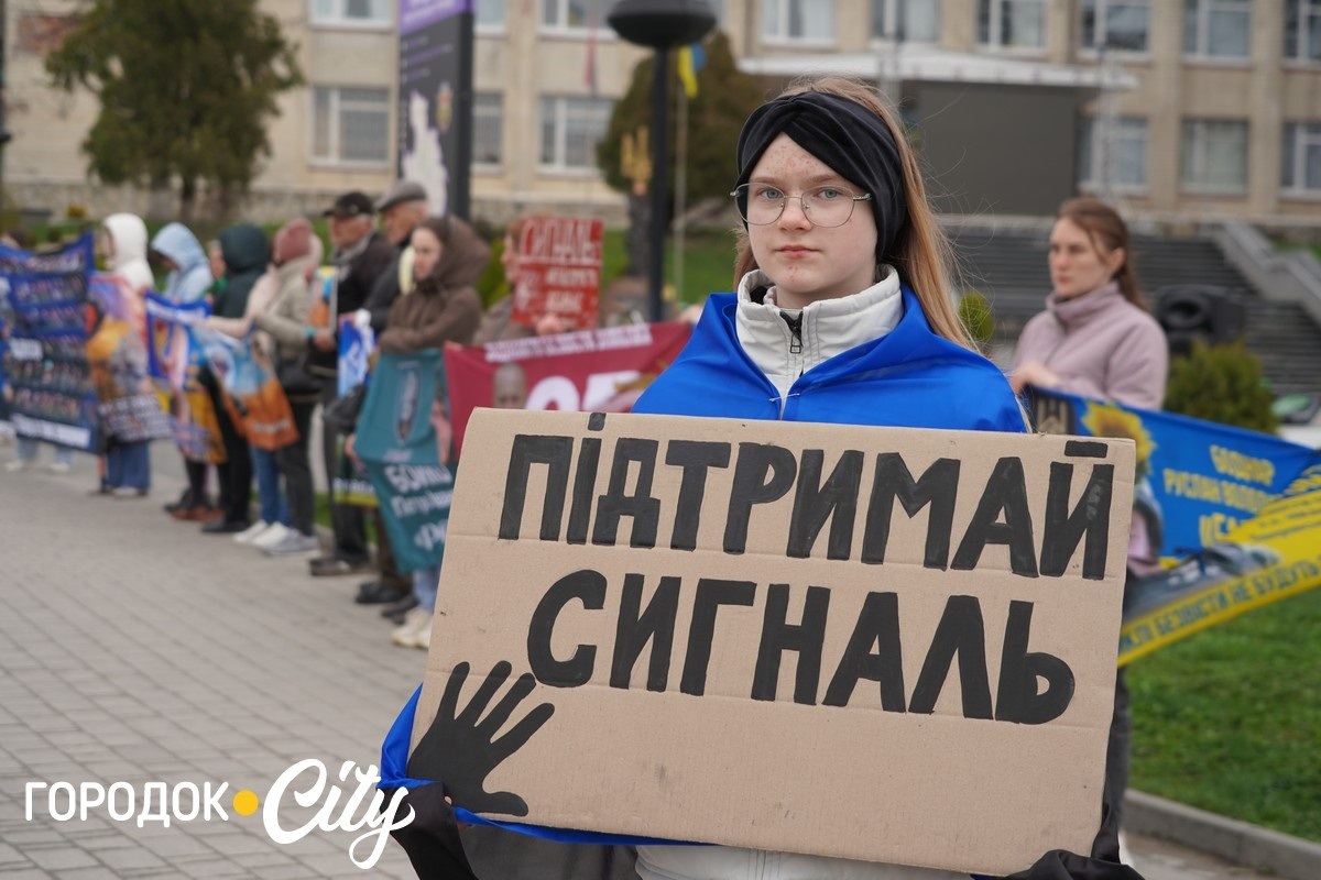 Голос тих, хто чекає: фоторепортаж із суботньої акції на центральній площі Городка