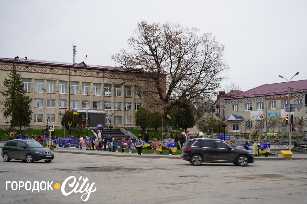 Голос тих, хто чекає: фоторепортаж із суботньої акції на центральній площі Городка