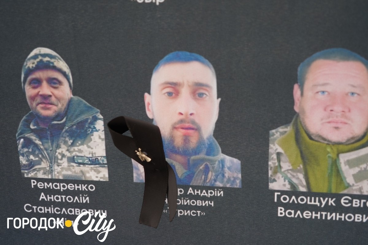 Голос тих, хто чекає: фоторепортаж із суботньої акції на центральній площі Городка