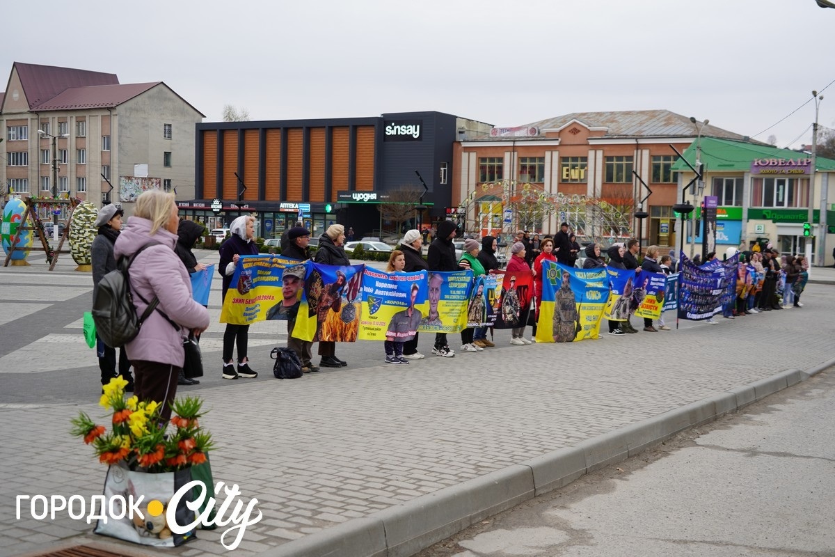Голос тих, хто чекає: фоторепортаж із суботньої акції на центральній площі Городка