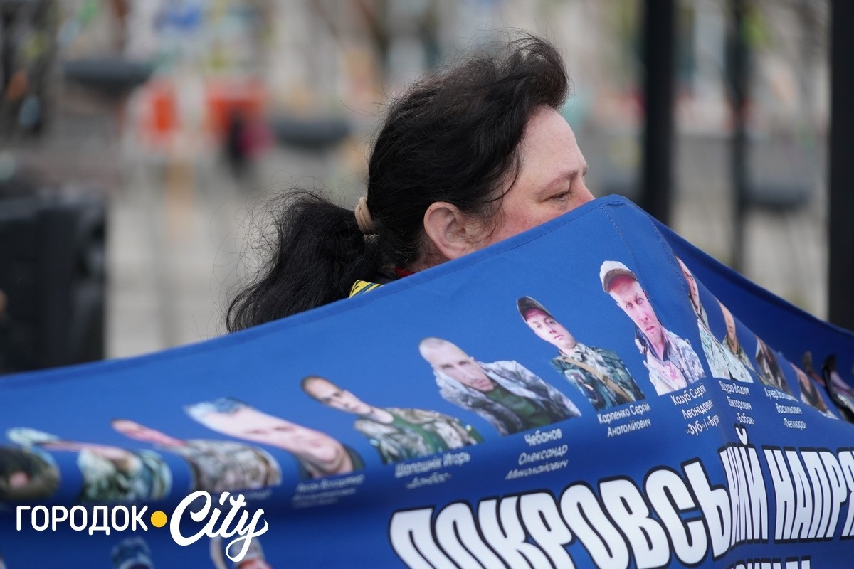 Голос тих, хто чекає: фоторепортаж із суботньої акції на центральній площі Городка