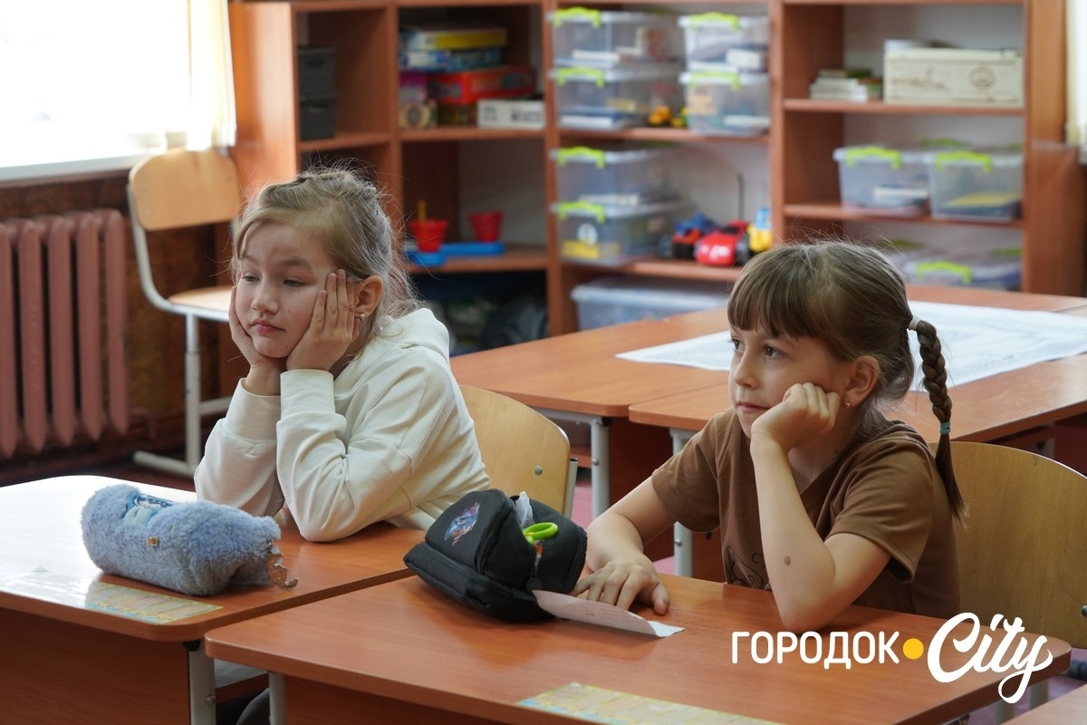 За день — до півтори тисячі банок каші: як шкільна їдальня у Чорниводах стала волонтерським хабом