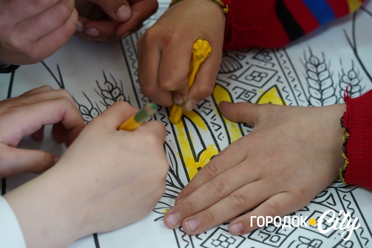 За день — до півтори тисячі банок каші: як шкільна їдальня у Чорниводах стала волонтерським хабом