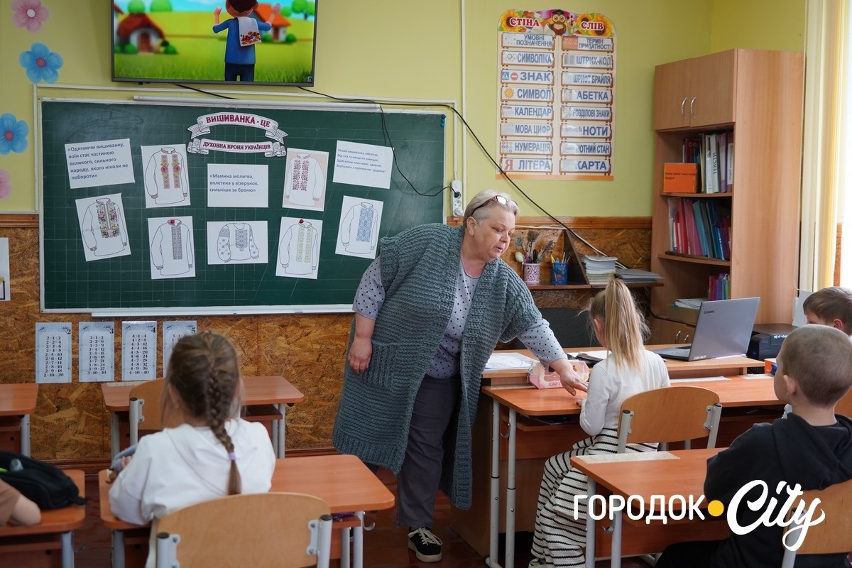 За день — до півтори тисячі банок каші: як шкільна їдальня у Чорниводах стала волонтерським хабом