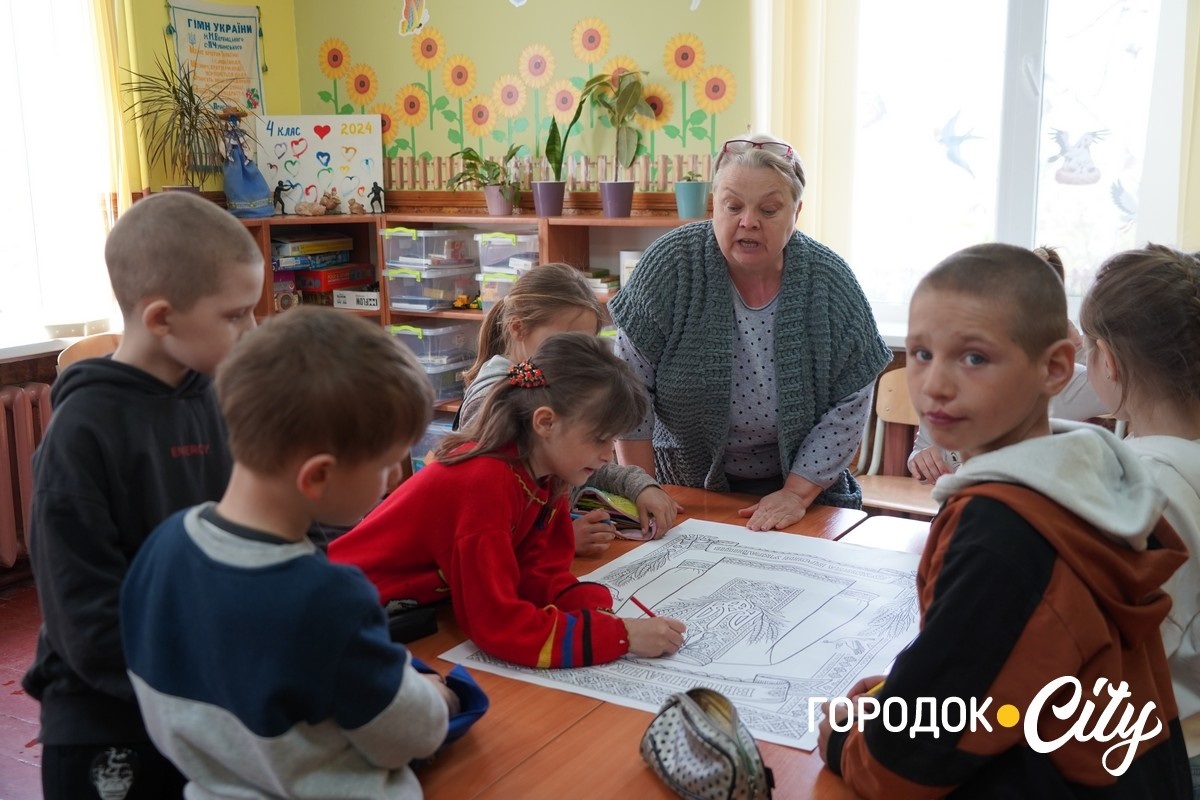 За день — до півтори тисячі банок каші: як шкільна їдальня у Чорниводах стала волонтерським хабом