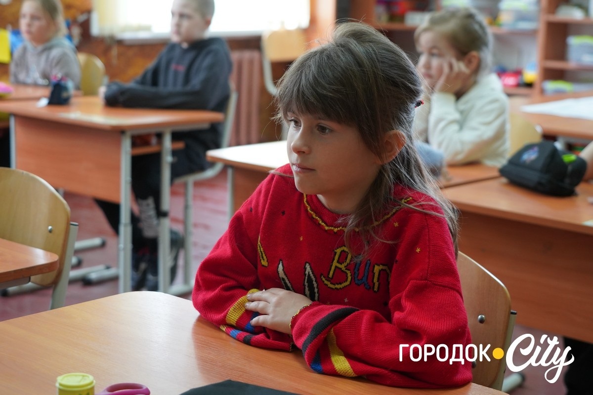 За день — до півтори тисячі банок каші: як шкільна їдальня у Чорниводах стала волонтерським хабом