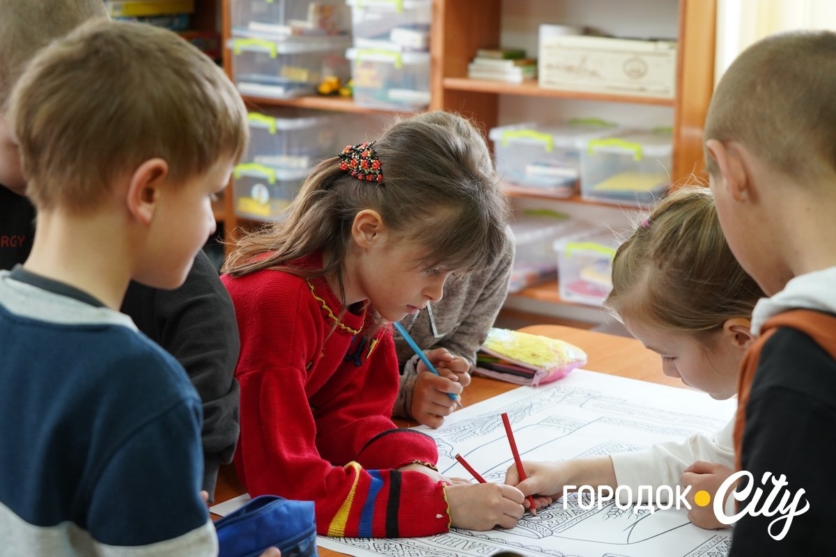 За день — до півтори тисячі банок каші: як шкільна їдальня у Чорниводах стала волонтерським хабом