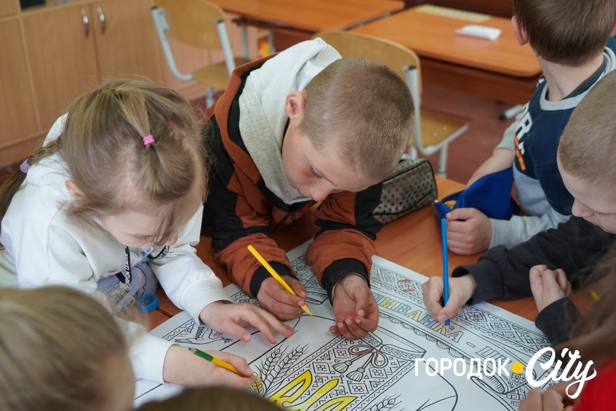 За день — до півтори тисячі банок каші: як шкільна їдальня у Чорниводах стала волонтерським хабом