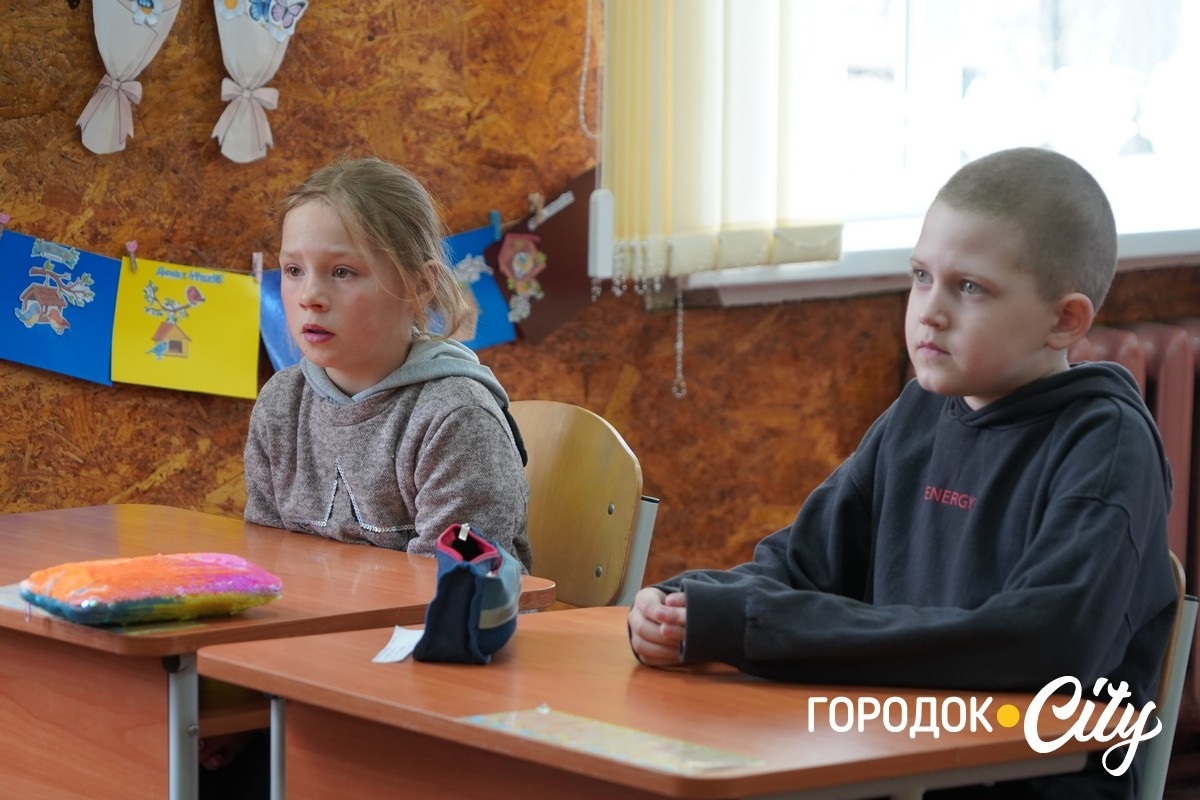 За день — до півтори тисячі банок каші: як шкільна їдальня у Чорниводах стала волонтерським хабом