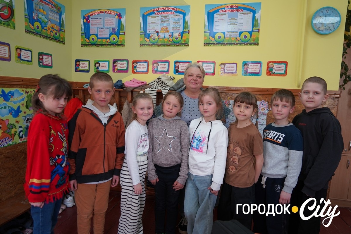 За день — до півтори тисячі банок каші: як шкільна їдальня у Чорниводах стала волонтерським хабом