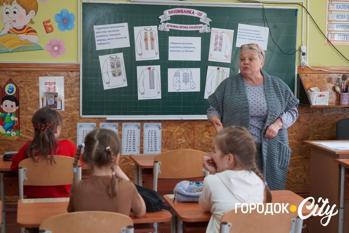 За день — до півтори тисячі банок каші: як шкільна їдальня у Чорниводах стала волонтерським хабом