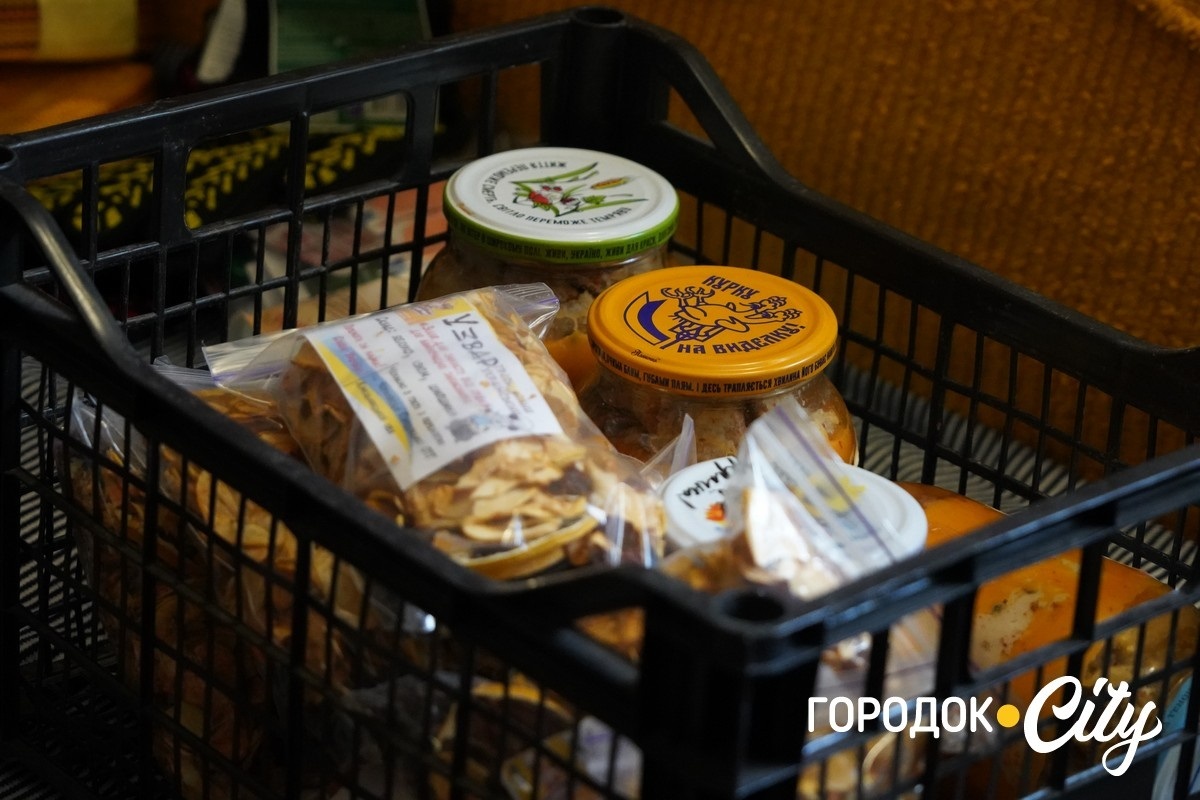 За день — до півтори тисячі банок каші: як шкільна їдальня у Чорниводах стала волонтерським хабом