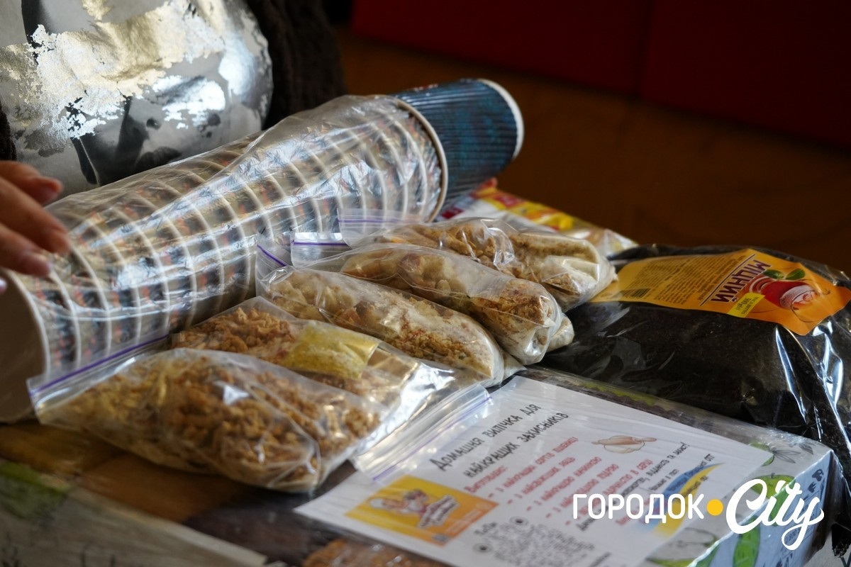 За день — до півтори тисячі банок каші: як шкільна їдальня у Чорниводах стала волонтерським хабом