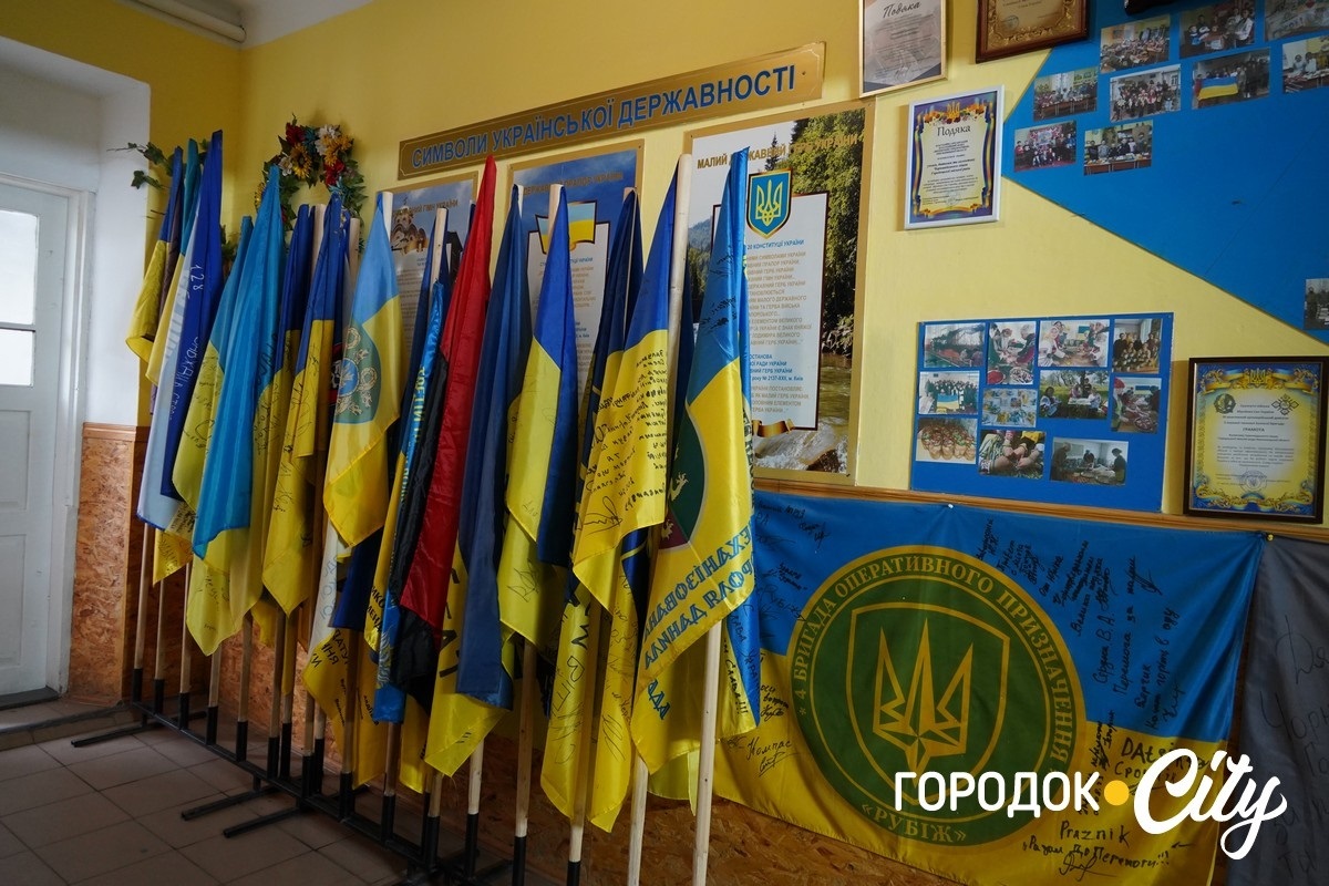 За день — до півтори тисячі банок каші: як шкільна їдальня у Чорниводах стала волонтерським хабом