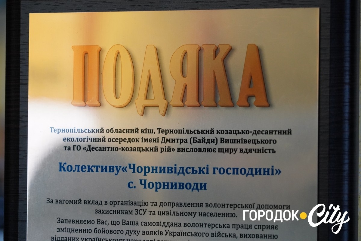 За день — до півтори тисячі банок каші: як шкільна їдальня у Чорниводах стала волонтерським хабом