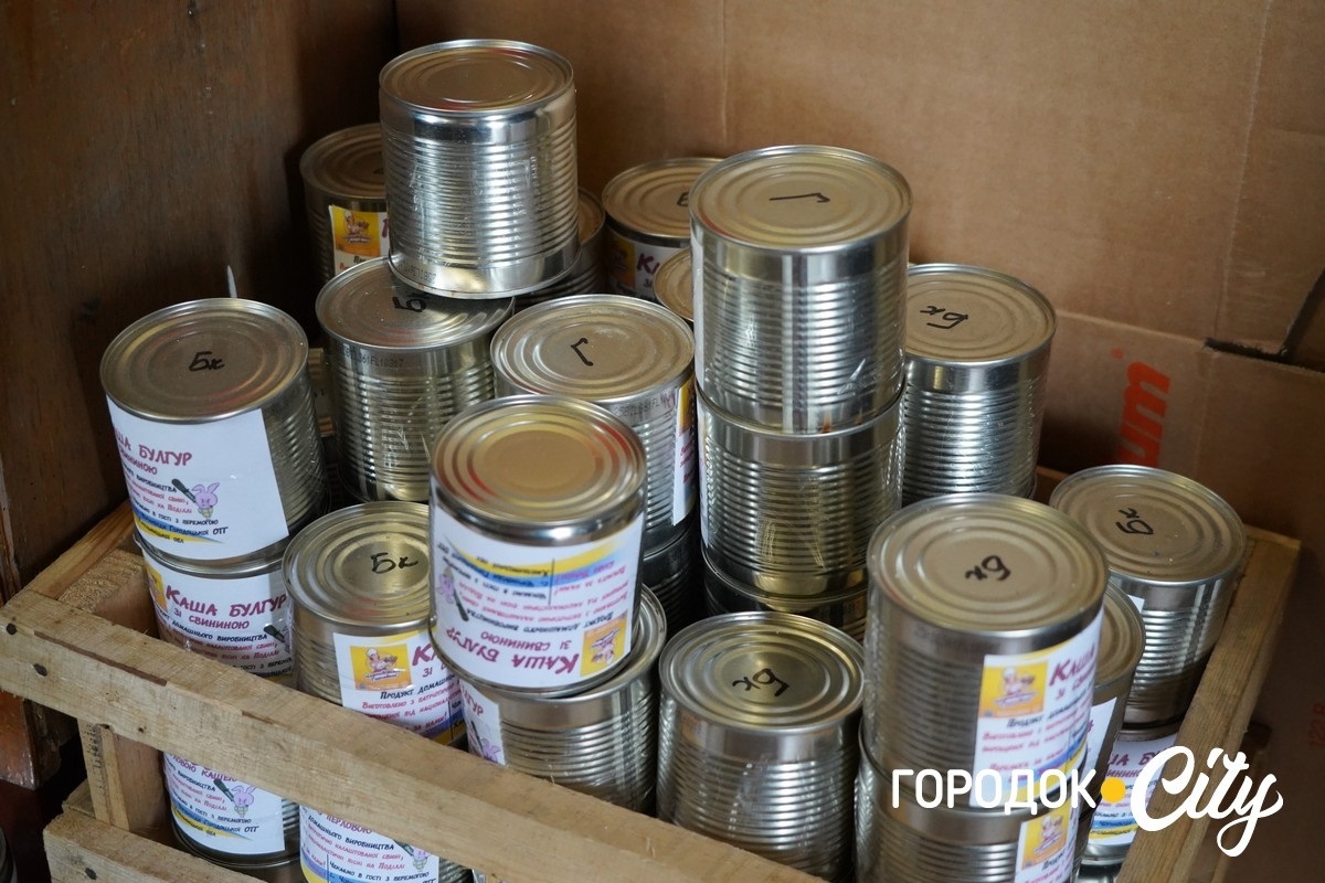 За день — до півтори тисячі банок каші: як шкільна їдальня у Чорниводах стала волонтерським хабом