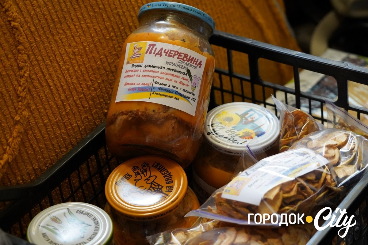 За день — до півтори тисячі банок каші: як шкільна їдальня у Чорниводах стала волонтерським хабом