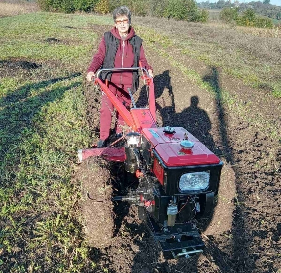 Галини Пащенко з мотоблоком.