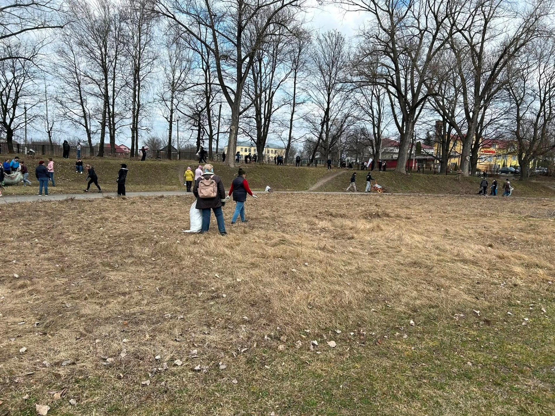 Тренування під відкритим небом. В якому стані спортивні майданчики у Городку та хто за ними доглядає
