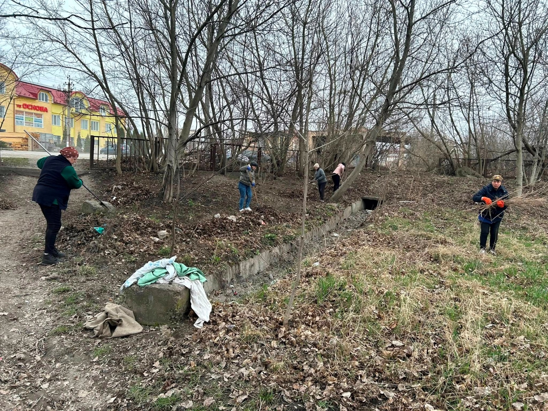 Тренування під відкритим небом. В якому стані спортивні майданчики у Городку та хто за ними доглядає