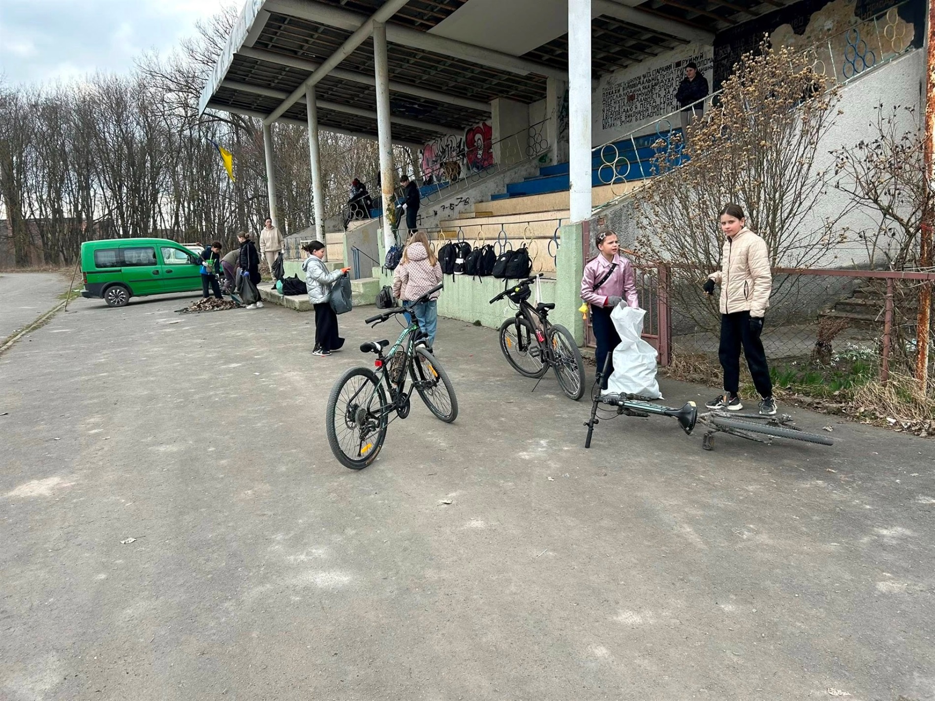 Тренування під відкритим небом. В якому стані спортивні майданчики у Городку та хто за ними доглядає