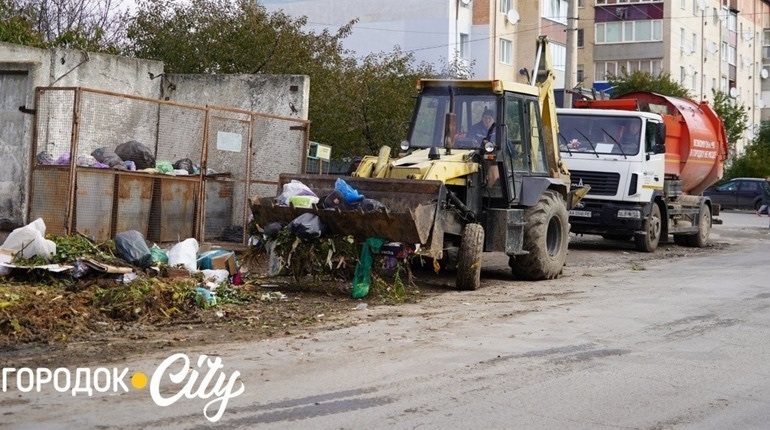 Від радянських машин до сучасних самоскидів. Як оновлюють автопарк комунальників у місті Городок