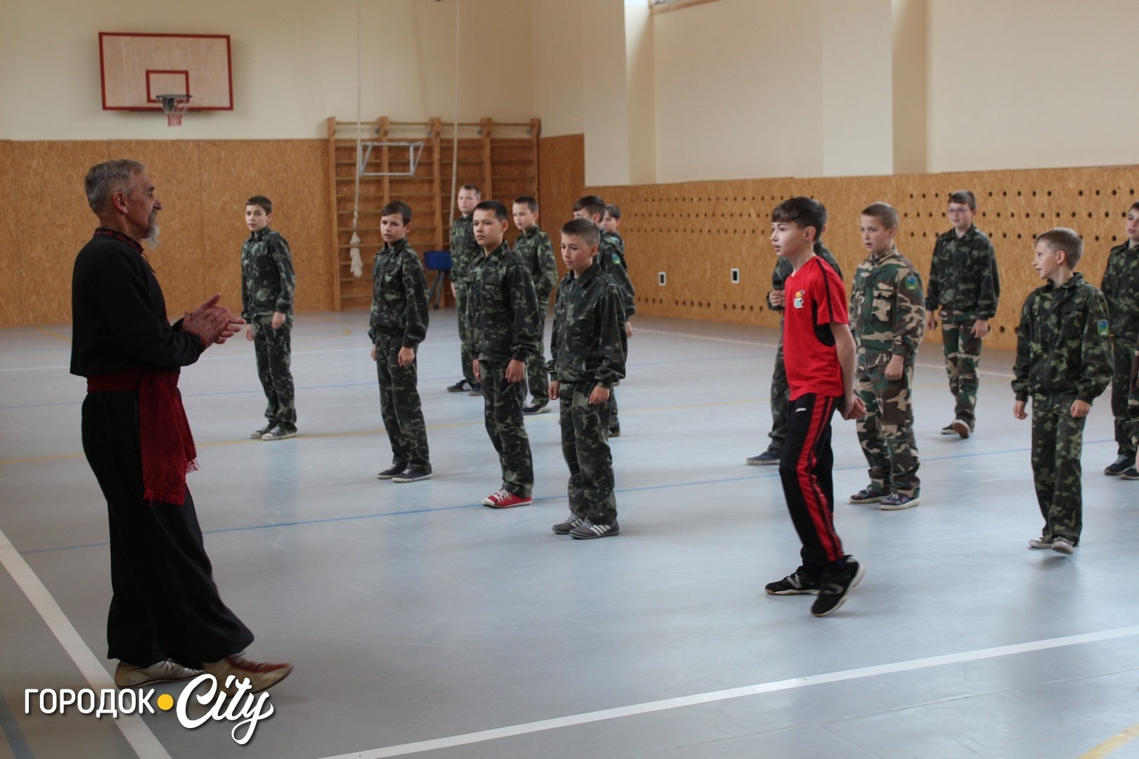 10 років тому: як школярі Городка знайомилися з бойовим гопаком