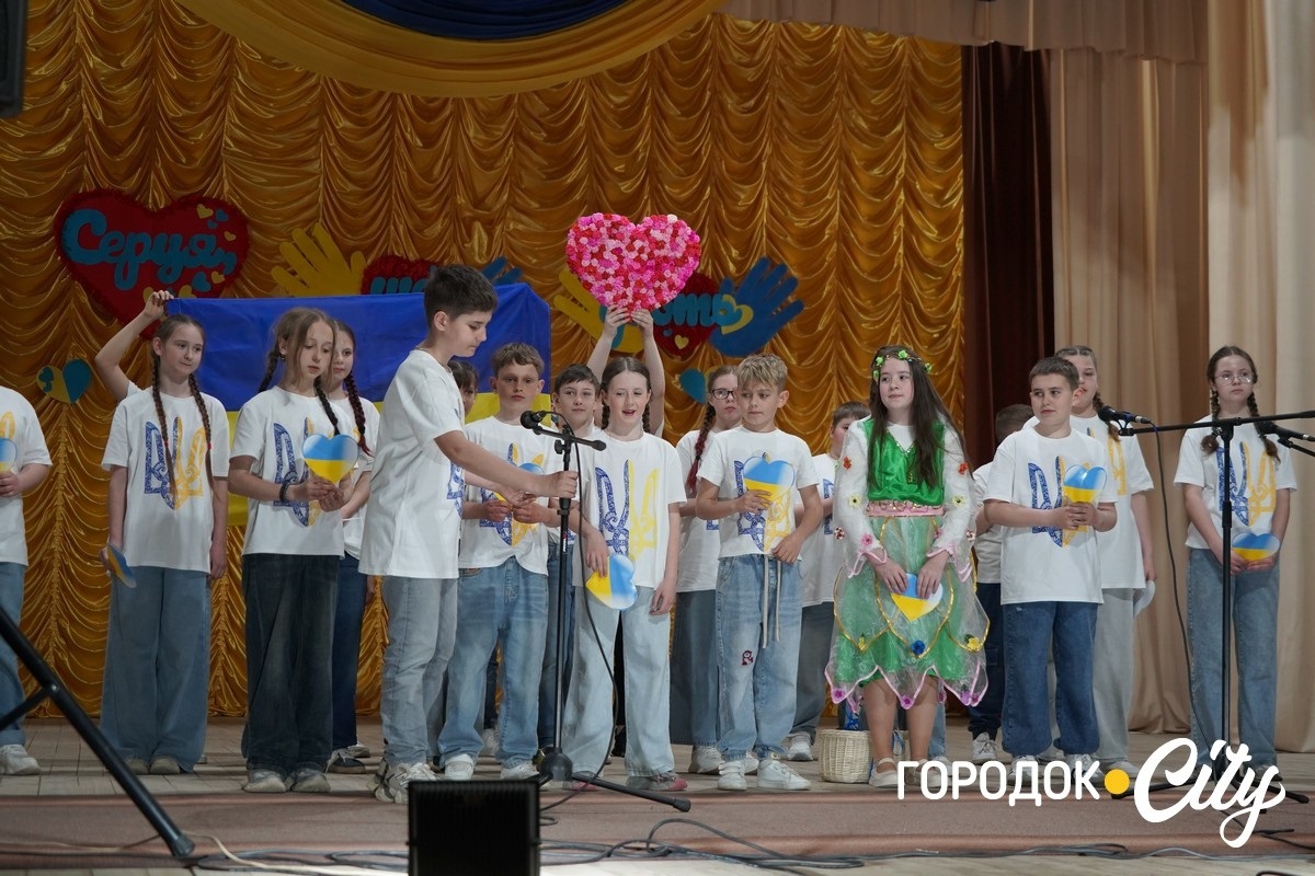 «Серця, що діють». Учні Городоцького ліцею №1 організували концерт на підтримку ЗСУ
