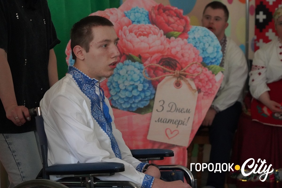 До Дня матері — з любов’ю. У Городку вихованці Центру реабілітації подарували мамам зворушливе свято