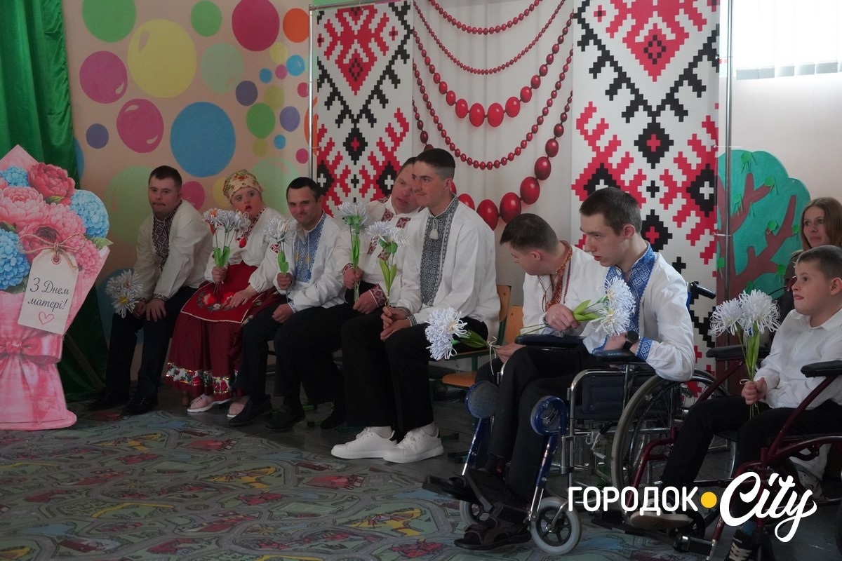 До Дня матері — з любов’ю. У Городку вихованці Центру реабілітації подарували мамам зворушливе свято