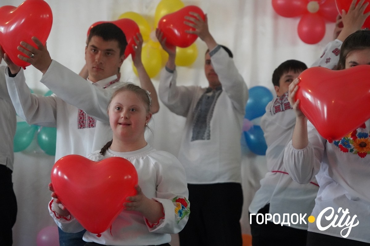 До Дня матері — з любов’ю. У Городку вихованці Центру реабілітації подарували мамам зворушливе свято