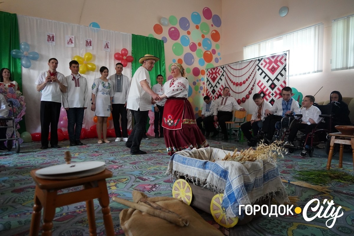 До Дня матері — з любов’ю. У Городку вихованці Центру реабілітації подарували мамам зворушливе свято