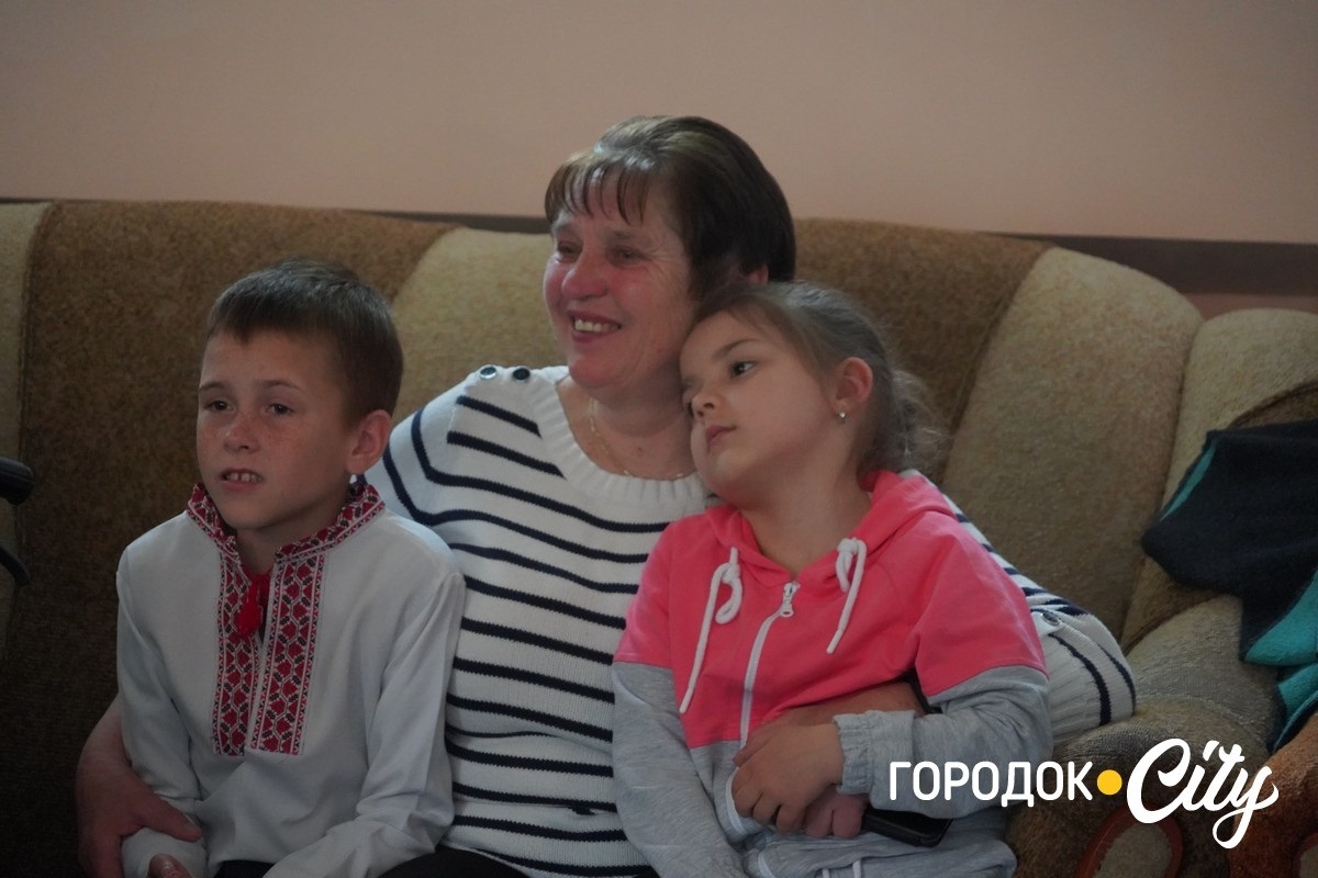 До Дня матері — з любов’ю. У Городку вихованці Центру реабілітації подарували мамам зворушливе свято