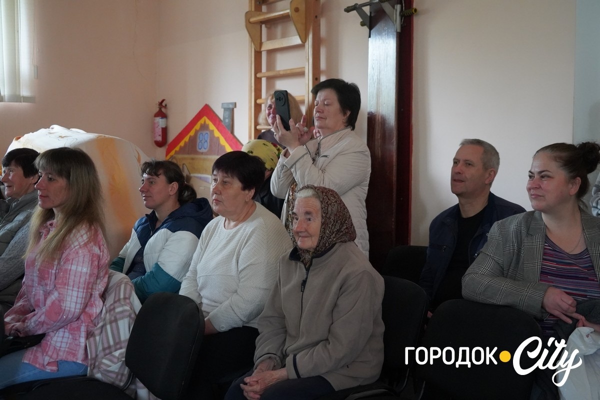 До Дня матері — з любов’ю. У Городку вихованці Центру реабілітації подарували мамам зворушливе свято