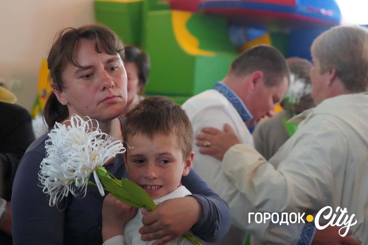 До Дня матері — з любов’ю. У Городку вихованці Центру реабілітації подарували мамам зворушливе свято