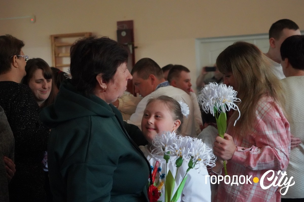 До Дня матері — з любов’ю. У Городку вихованці Центру реабілітації подарували мамам зворушливе свято