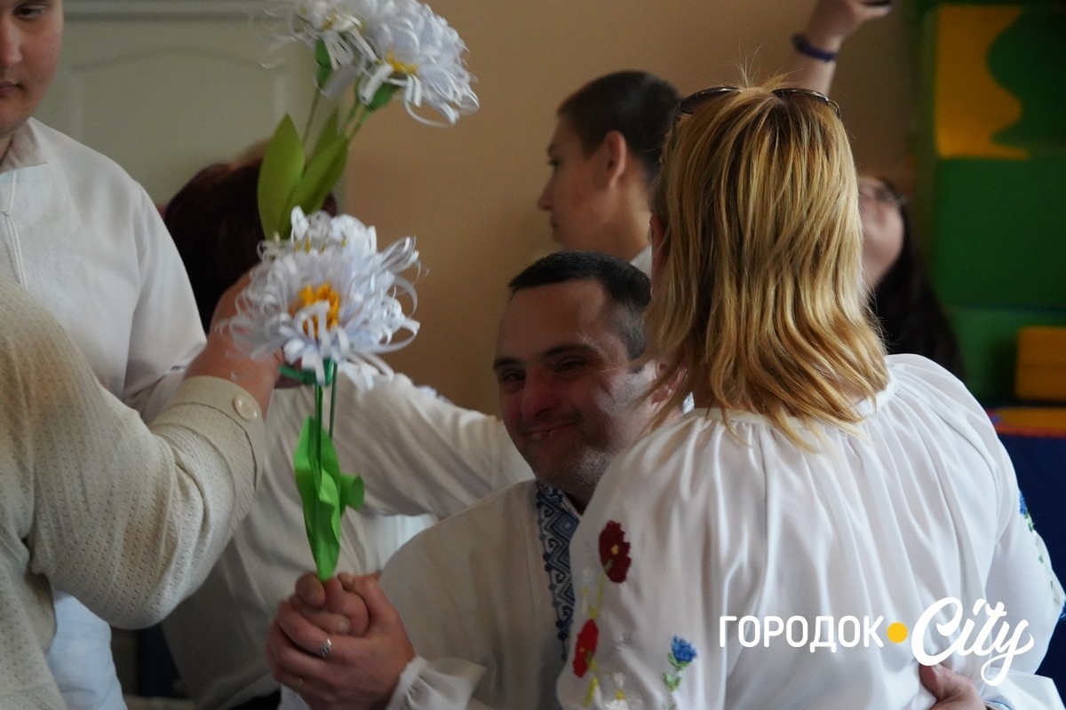До Дня матері — з любов’ю. У Городку вихованці Центру реабілітації подарували мамам зворушливе свято