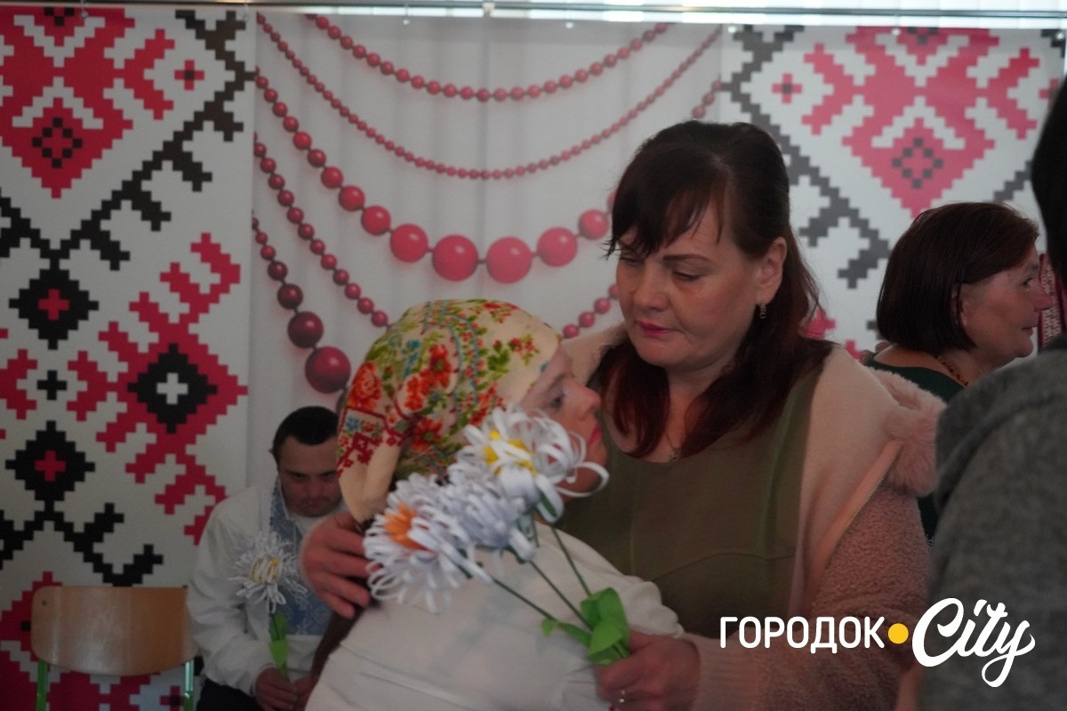 До Дня матері — з любов’ю. У Городку вихованці Центру реабілітації подарували мамам зворушливе свято